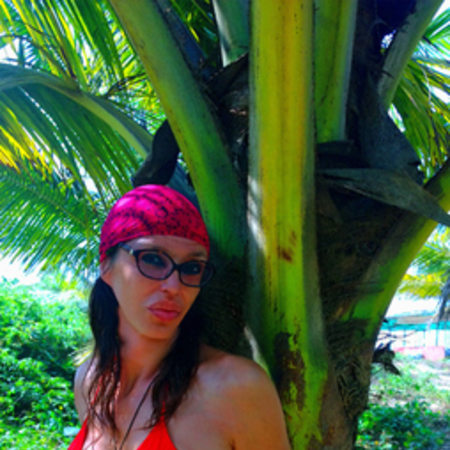 Tomar el sol bajo las palmeras del Sweet Lake, cerca de Clif en Goa.